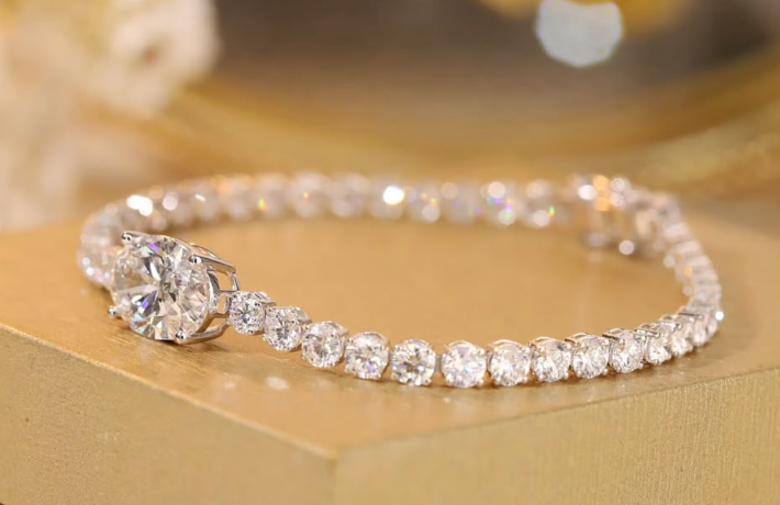 Oval centre tennis bracelet with approx. 9.50ct lab-grown diamonds in 10k gold